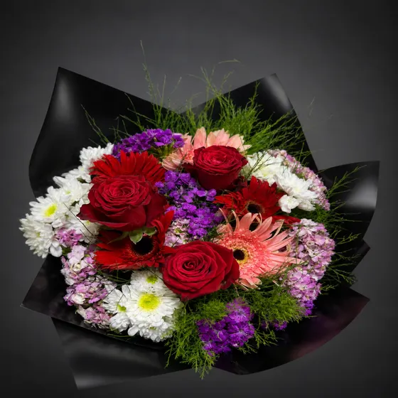 Lüks Kırmızı Gül & Gerbera Buketi – Siyah Ambalajlı Modern Çiçek Aranjmanı | Premium Hediye