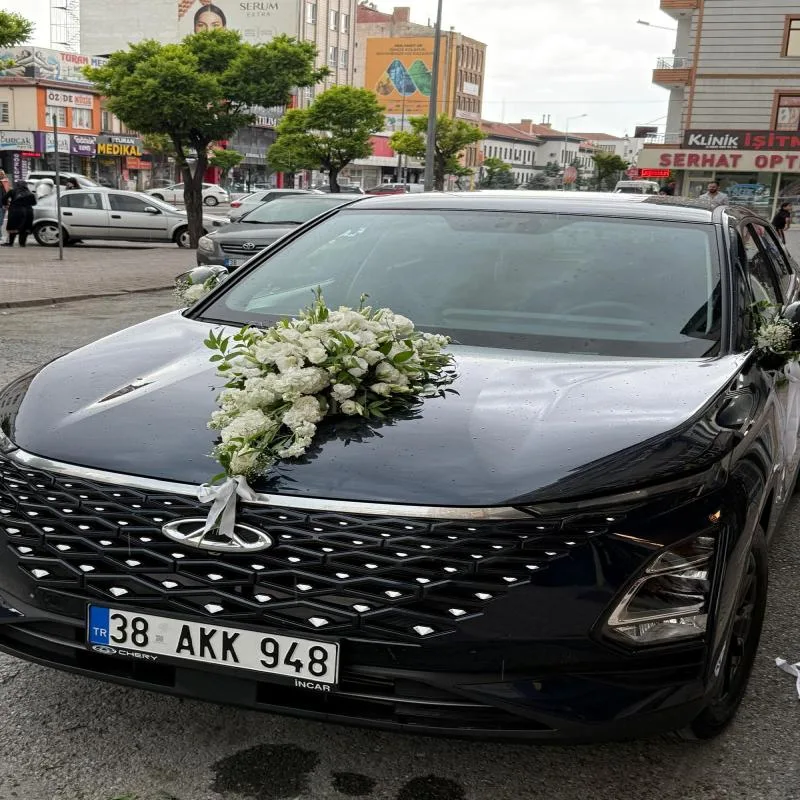 Minimal Beyaz Gelin Arabası Kaput Çiçek Süslemesi