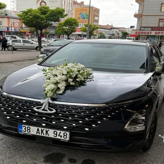 Minimal Beyaz Gelin Arabası Kaput Çiçek Süslemesi