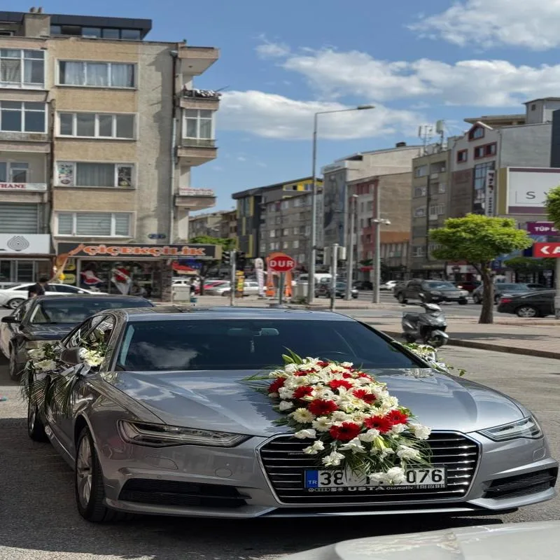 Kırmızı & Beyaz Kontrast Gelin Arabası Kaput Süslemesi